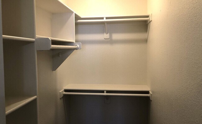 Building Photo - Centrally Located