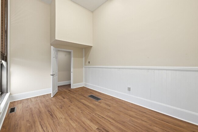 Building Photo - 1110 Washington St