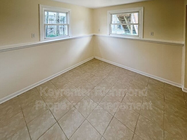 Building Photo - 927 Pleasant St