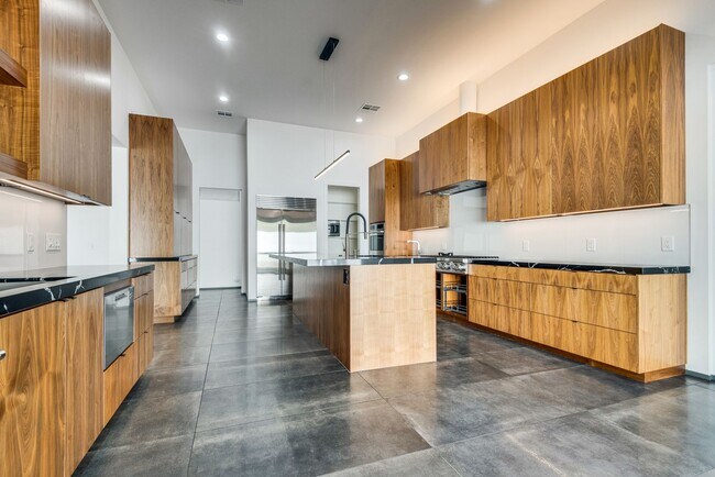 Building Photo - Luxury Summerlin Living in Gated Canyon Cr...