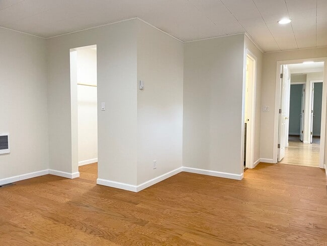 Building Photo - Remodeled 3+1 Bed 2 Bath Rambler in Juanita
