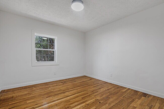 Building Photo - 219 Solano Dr SE