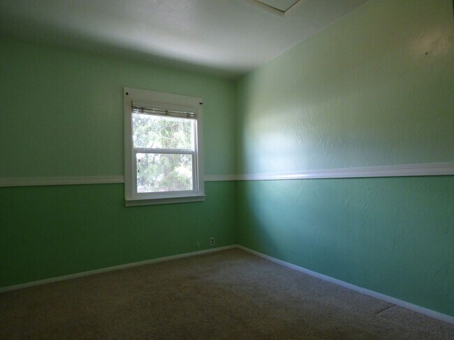 Building Photo - 3 Bedroom 1 Bath Home