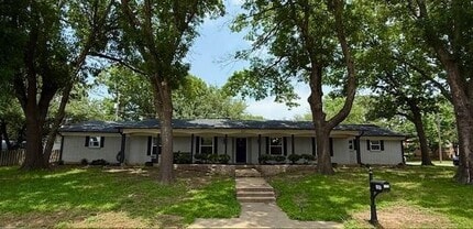 Building Photo - 1507 Greenbrier Dr