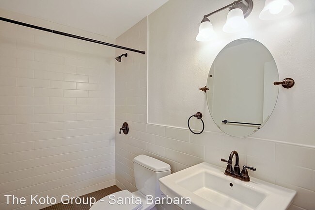 Building Photo - 2320 De La Vina St