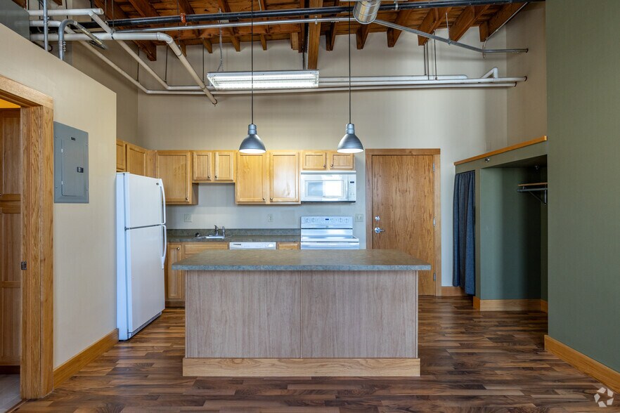 Studio - 693SF - Kitchen - Kassenborg Apartments