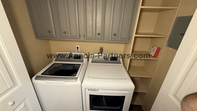 Building Photo - Three bedroom townhome with community pool