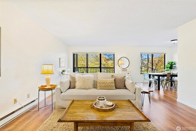 Building Photo - 2550 Thorndyke Ave W