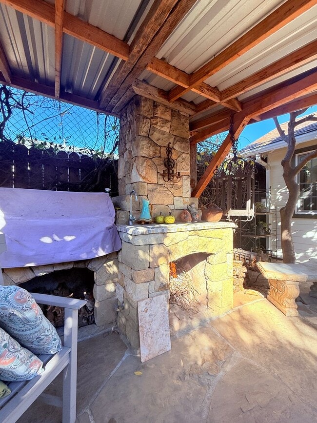 Building Photo - FULLY FURNISHED 30+ RENTAL IN SANTA BARBARA, Owner prefers 6-12 lease | Pet Friendly House