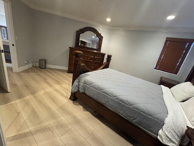 Building Photo - 10 Rhine Cir