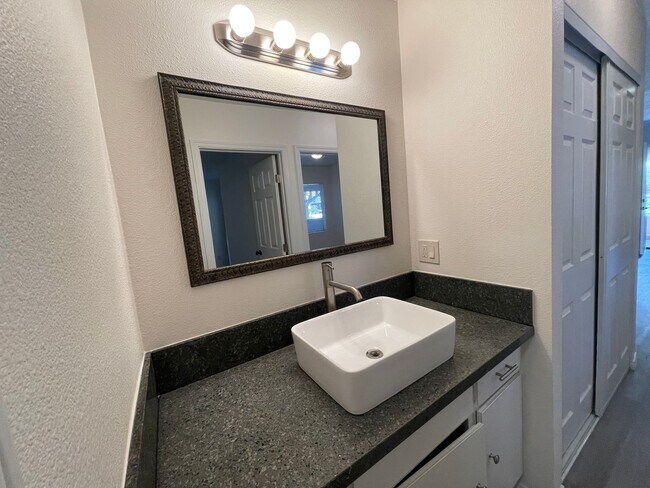 Building Photo - 1 Bed/1 Bath Condo With Bonus Room