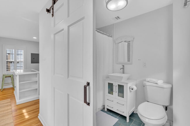 Building Photo - 629 Redmond Ave