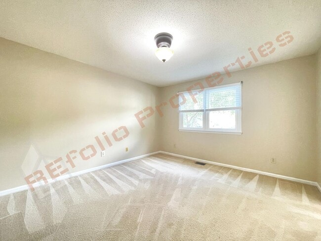 Building Photo - Cozy 3 Bedroom 2.5 Bath End unit Townhome ...