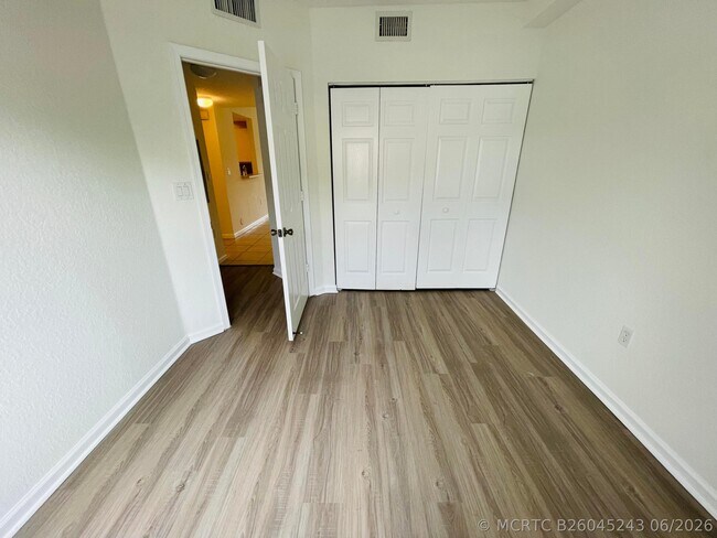 Building Photo - 1055 Golden Lakes Blvd