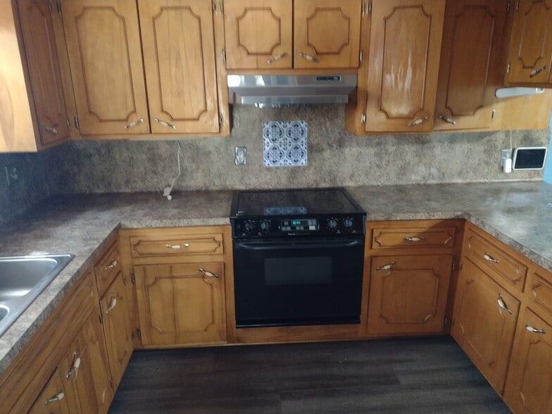 Ceramic Stove - 1620 Landry Dr