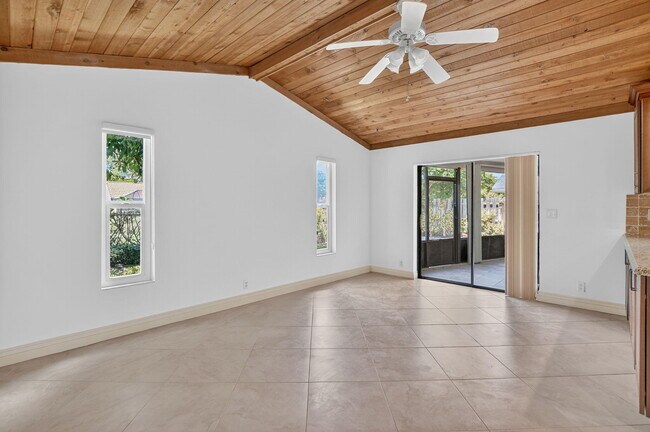 Building Photo - 6385 Hollandaire Dr E