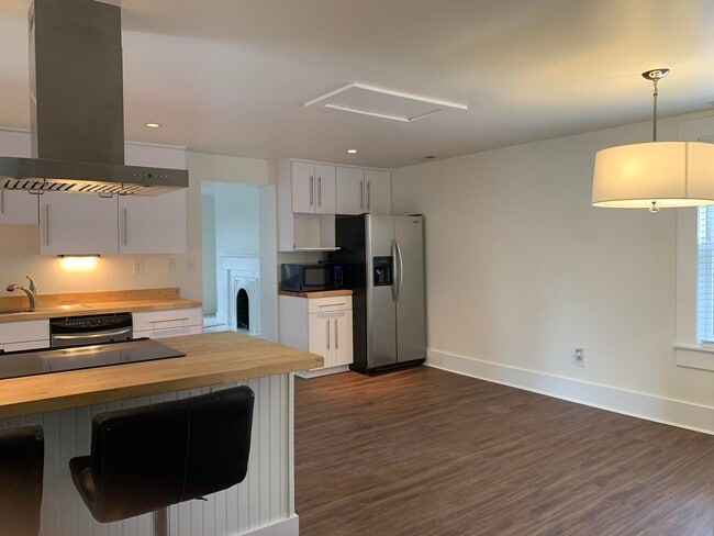 Building Photo - 721 W Main St