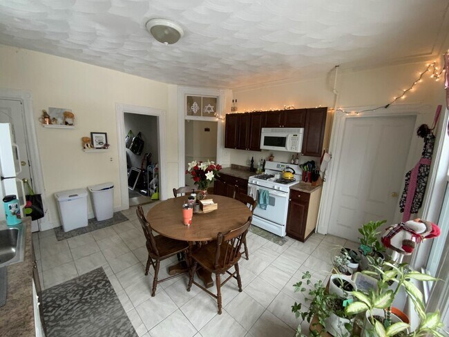 Building Photo - HOT MISSION HILL LISTING!!!!