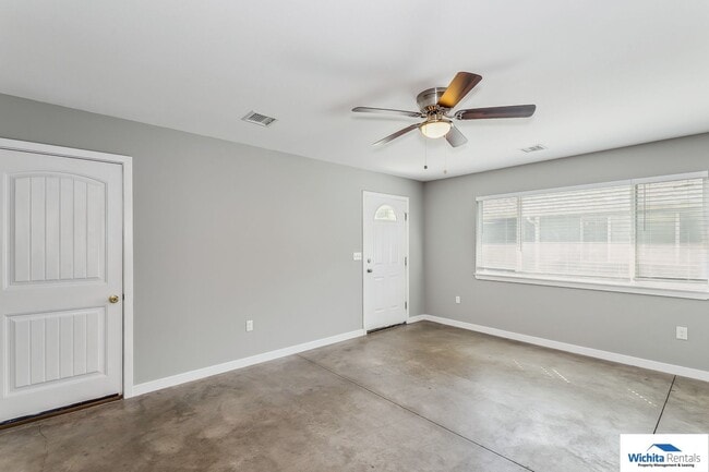Building Photo - 3 bedroom 2 bath duplex