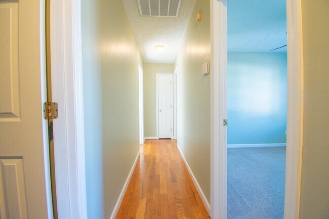 Building Photo - 3 Bedroom 2.5 Bathroom with Bonus Room!