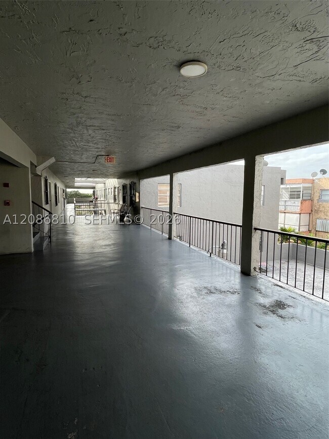 Building Photo - 1035 W 77th St