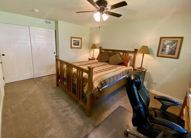 Building Photo - Spacious 2 BR Bend Home in Forested Cul-de...