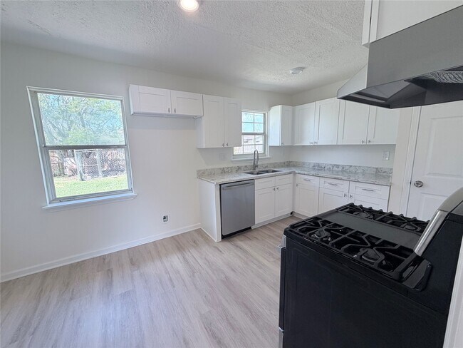 Building Photo - 404 Elaine St