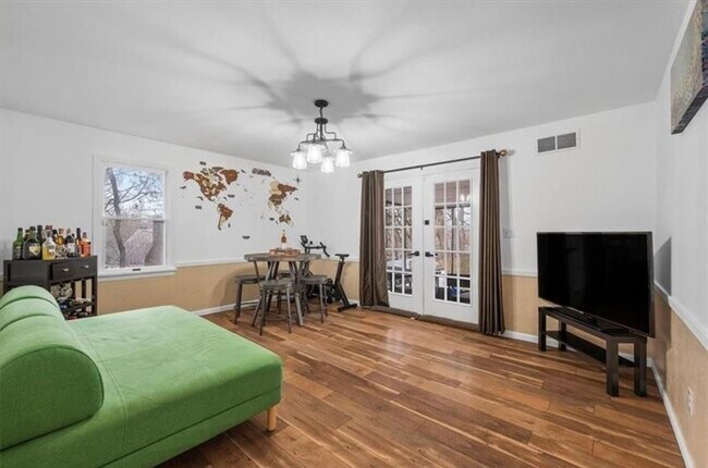Den - 172 Crescent Hills Rd