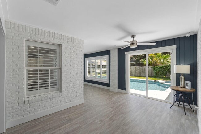Building Photo - 374 S Shore Dr