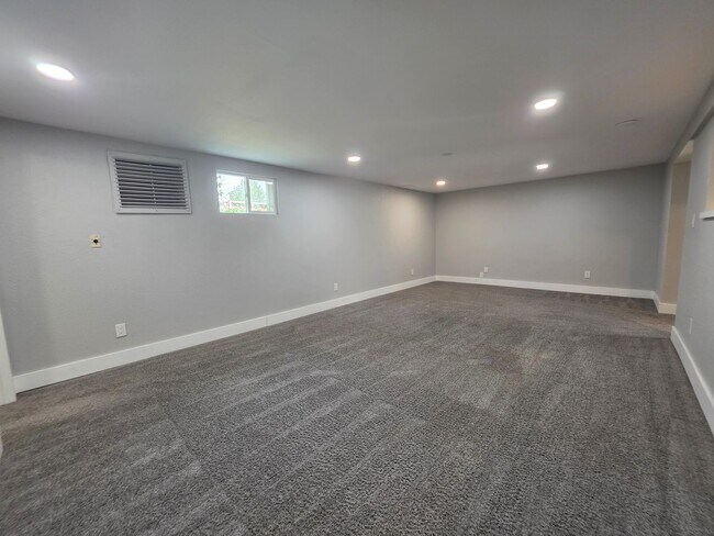 Building Photo - AVAILABLE NOW!! 4-Bedroom, 3-Bathroom Home Nestled in the Cotton Creek Neighborhood!