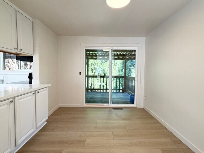 Building Photo - Fully updated 4 bedroom Federal Way home