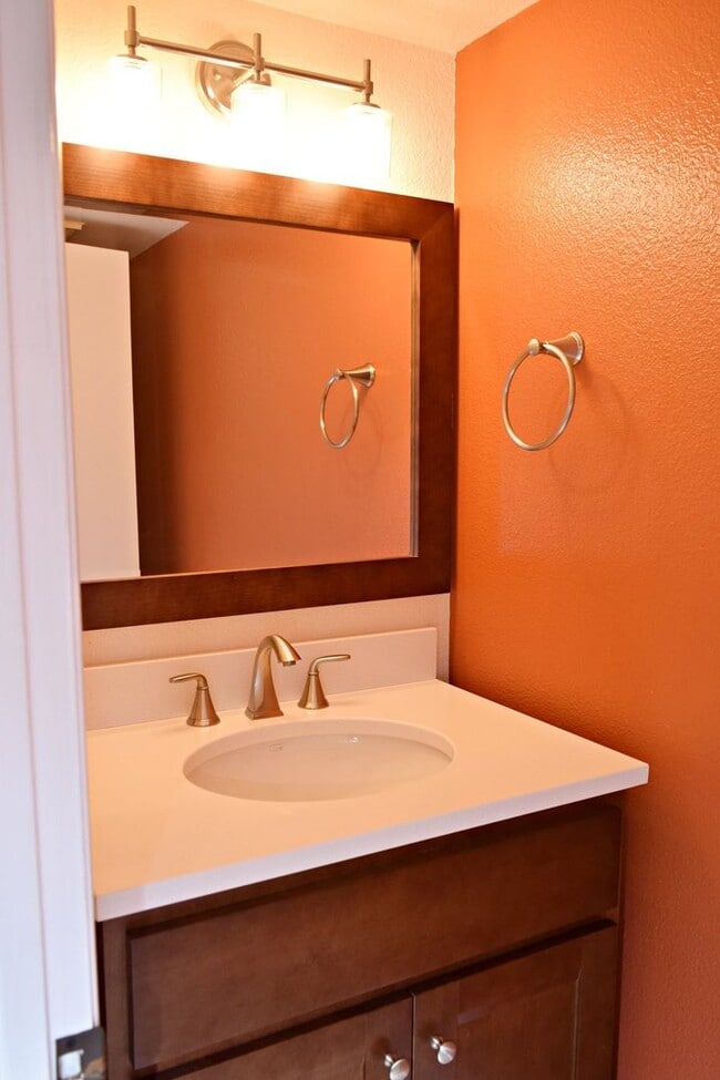 Building Photo - One Week Free Special! Modern 2 Bed 2.5Bath Townhome with Garage, Balconies & In-Unit Laundry in ...