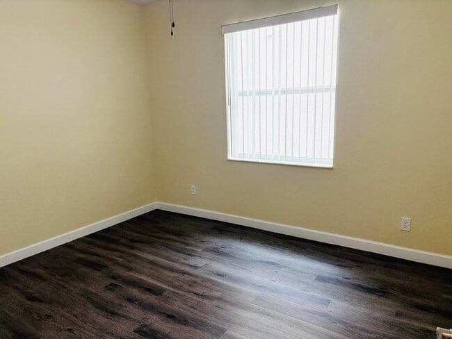 Building Photo - 12512 NW Stanis Ln
