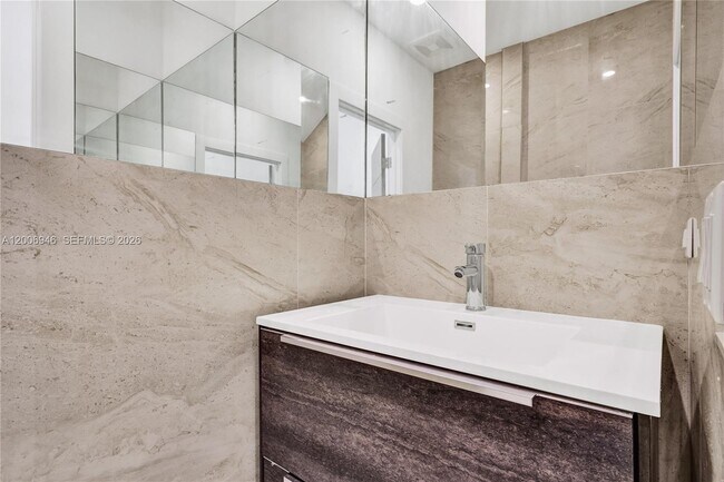 Building Photo - 2887 SW 33rd Ave