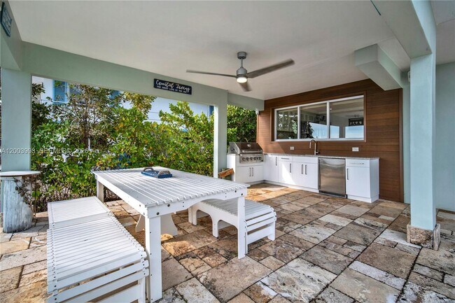 Building Photo - 69 Shoreland Dr