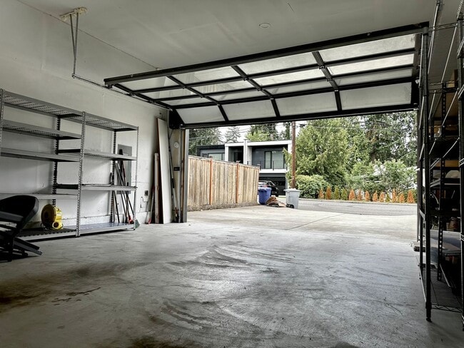 Building Photo - 6 BR / 4 BA – 4,100 SQ FT with Patio, Full...