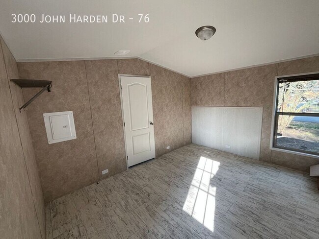 Building Photo - 3000 John Harden Dr