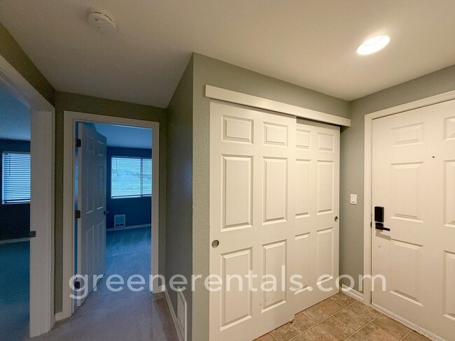 Building Photo - 2BR/1.5BA 3rd Floor Condo Overlooking Sinclair Inlet