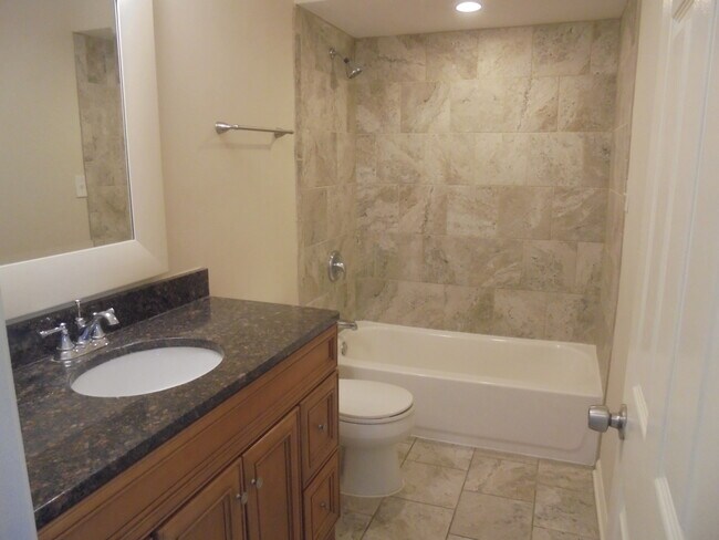 Building Photo - 1114 Stratford Ln