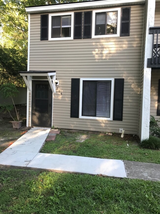 Building Photo - Adorable Townhome