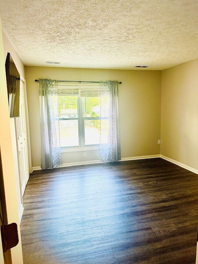 Building Photo - End unit town  house walking distance to b...