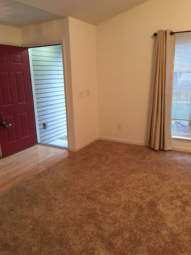 Building Photo - 3 Bedroom Hendersonville Ranch