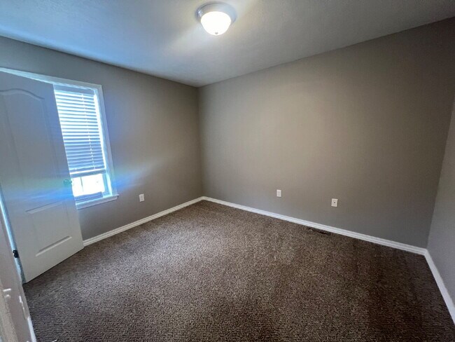 Building Photo - Cute town house with lawncare included!