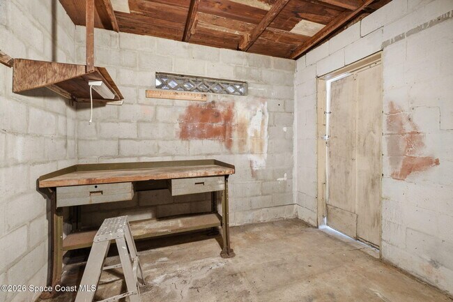 Building Photo - 394 Royal Palm Dr