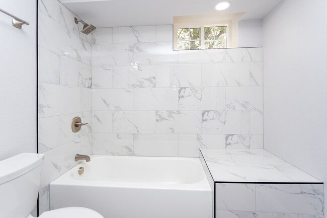 Building Photo - Beautifully Refurbished Home Near Downtown...