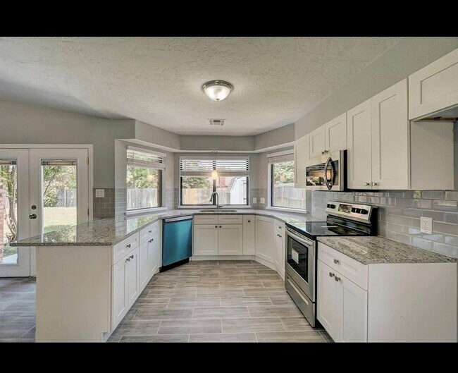 Building Photo - Beautiful newly remodeled home located in ...