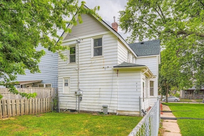 Building Photo - 911 Sims Ave