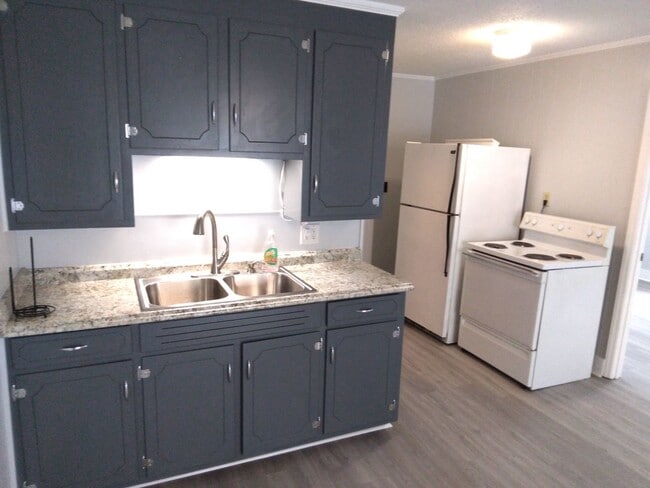 Building Photo - Walk to the Beach, 2 Bedroom, 1 Bath, Unfurnished Condo, Utilities Included!