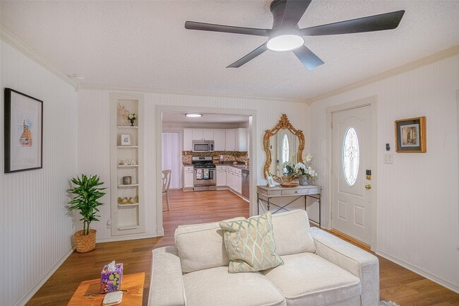 Building Photo - 212 E Yell St