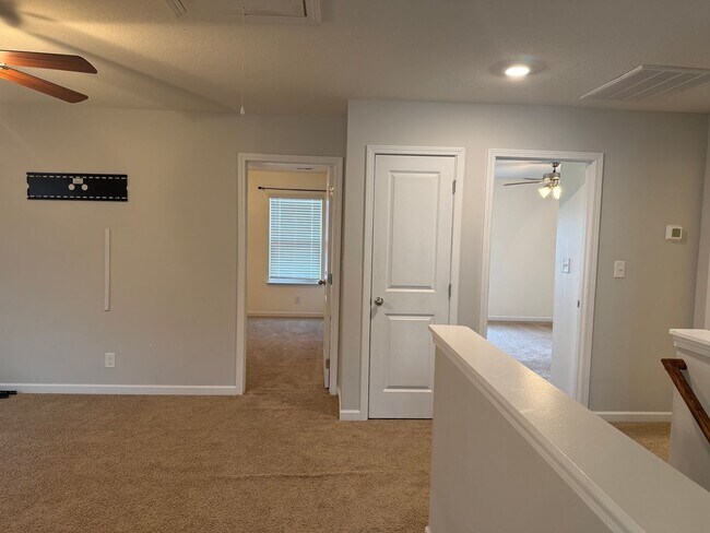 Building Photo - Beautiful 4 bedroom 2.5 bath home located in the Cliffs subdivision!
